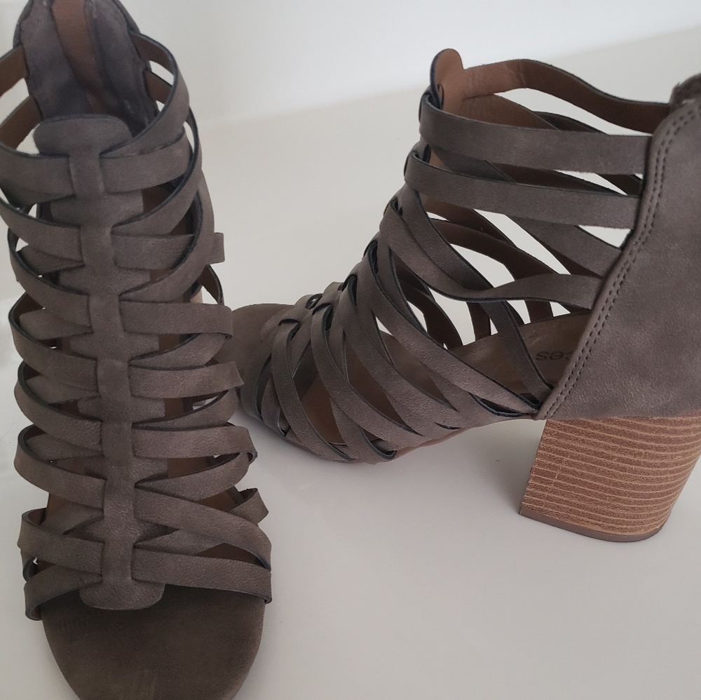 Maurices Ankle heel ladies size 6